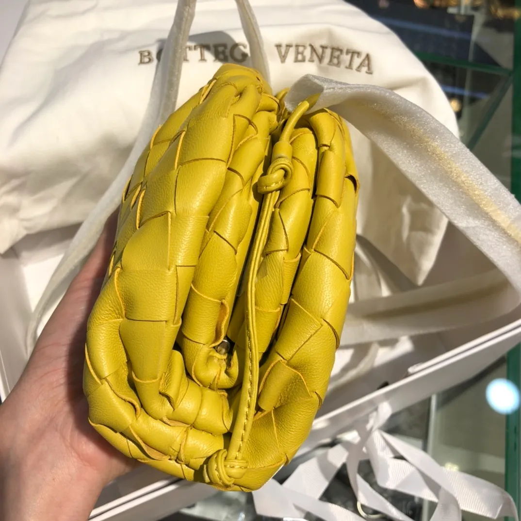 BV cloud bag new color available coarse weave large grid weave corn yellow the pouch cloud bag Needless to say, this year's most popular trend is not without its reason. The minimalist design with a little wrinkles is both advanced and a bit lazy. After the new designer came, he directly changed it to a large weave and became super youthful. It also has a touch of fashion. You must buy it. This year's must-have bag Size: 22×12×7cm